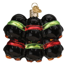 Load image into Gallery viewer, Penguin Family Of 6 Ornament
