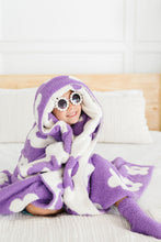 Load image into Gallery viewer, Lilac/Coconut Flower Cozy Blanket
